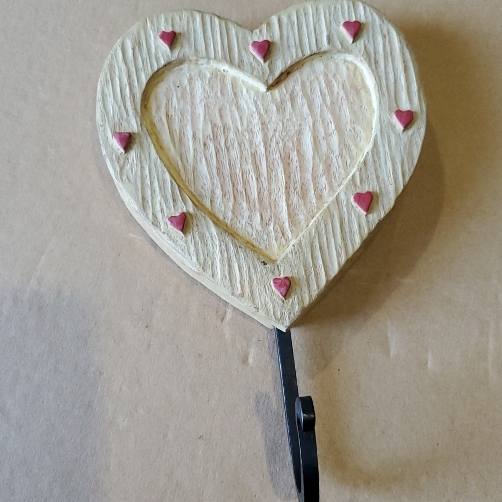 Valentine Carved resin heart hanger 4.25 X 6.5 - Picture 2 of 7